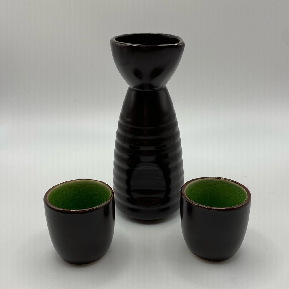 Visun China ceramic sake set dark brown/green crackle.